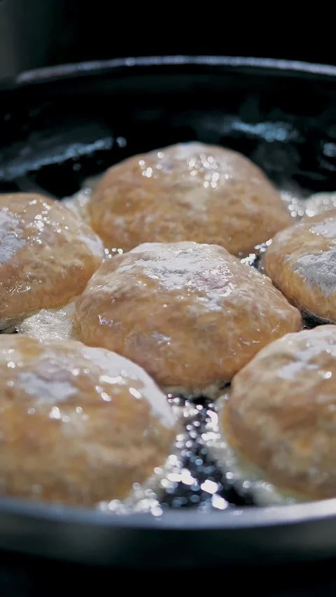 Burger patty. close-up. cooking. buffet restaurant kitchen. patties for burgers Video stock 319292379