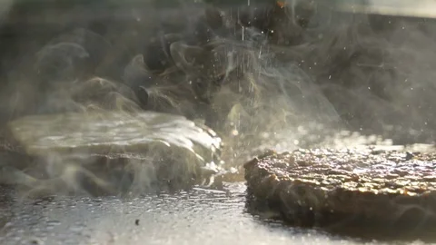 Burger Patty on a Grill Vídeos de archivo 95976155