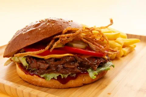 Burger with pulled beef, onion rings and fries. Foto stock