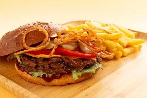 Burger with pulled beef, onion rings and fries. Foto stock