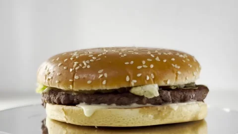 Burger Rotating 360 Degrees on White Background Vídeos de archivo 340185982