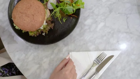 Burger served in a bowl Vidéo 205080260