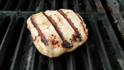 Burgers On Grill Stockbeeldmateriaal 103749716