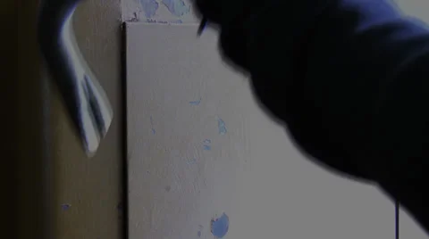 Burglar breaking into the safe 動画素材 29816729