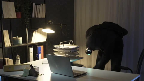 Burglar man commits robbery with flashlight in office. 库存影片 221656833