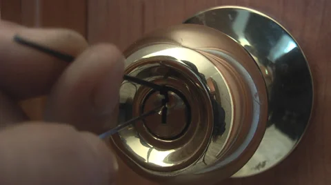 Burglar opens the lock picking Vidéo 39478135
