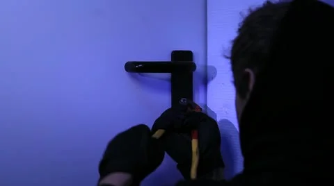 Burglar picking a lock - 1 Video stock 11607047