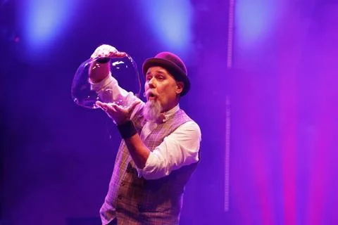  Burl the Bubble Guy alias Darren Burrel ; MAD MAGIC The Crazy Variety Sho... Stock Photos
