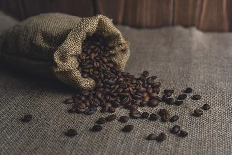 Burlap sack spilling coffee beans Foto stock