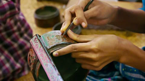 Burma. artist makes pattern on the product in the workshop Видео 34282290
