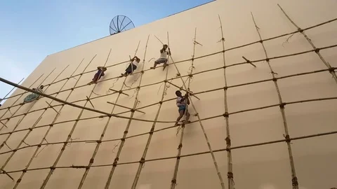 Burmese construction workers on bamboo scaffolding, shot from below, Yangon Vídeos de archivo 78074029