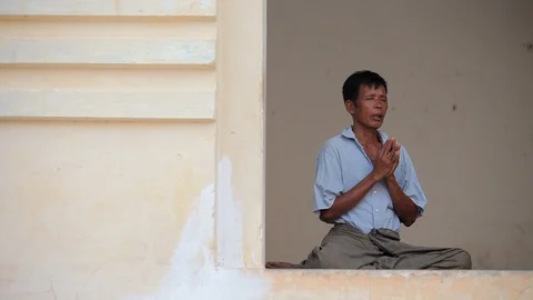 Burmese man chanting prayers in temple Stock Footage 102635087