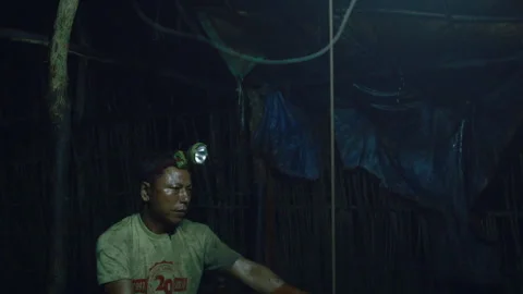 Burmese oil worker operating crude oil extraction pump 스톡 동영상 332753530