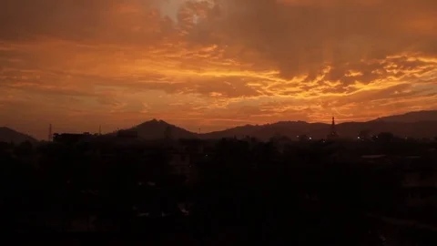 Burmese Pagoda in a Dramatic Sunset Vidéo 77558740
