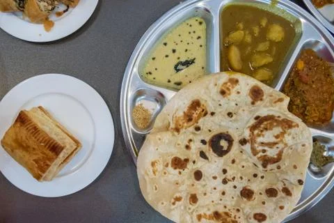 Burmese paratha flatbread served with dipping sauces 스톡 사진