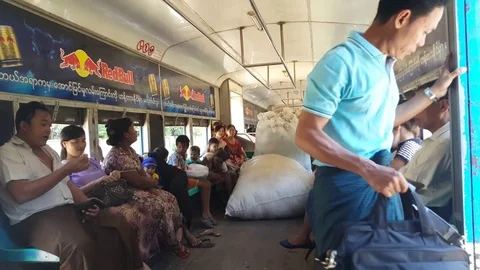Burmese passengers inside train wagon, huge produce sacks, Yangon, Myanmar Vidéo 78291147