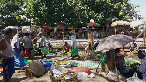 Burmese train platform market, local vendors, costumers, sunny day, Yangon Видео 78283731