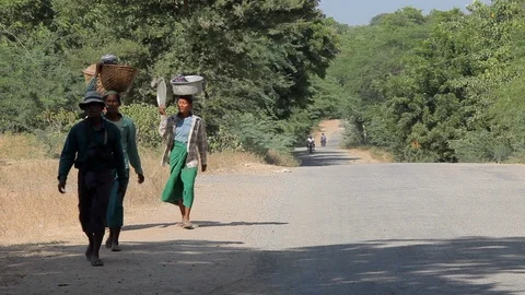 Burmese villagers, baskets on head Stock Footage 102633740