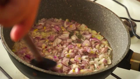 Burn onions on a baking sheet 库存影片 152072603