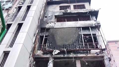Burned building exterior facade after severe fire damage a tall commercial Vídeo Stock 342169564