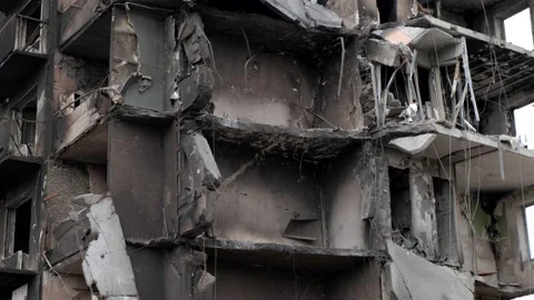 Burned multi-storey building due to a Russian shell Vidéo 200131515