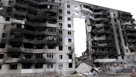 Burned multi-storey building due to a Russian shell Vidéo 200131850