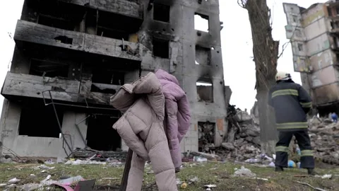 Burned multi-storey building due to a Russian shell Vidéo 200132103