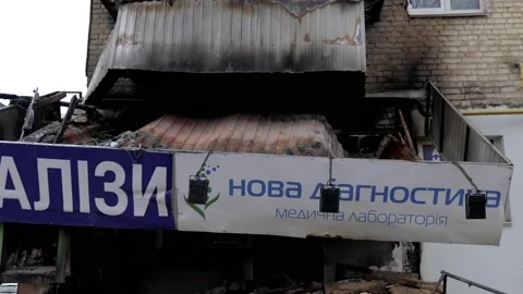 Burned multi-storey building due to a Russian shell Vidéo 200132386