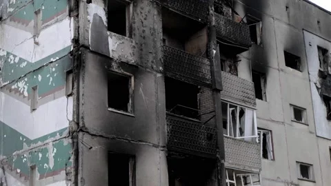 Burned multi-storey building due to a Russian shell Видео 200132971
