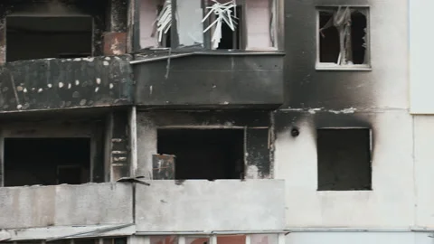 Burned multi-storey building due to a Russian shell Vidéo 200917939