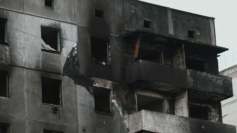 Burned multi-storey building due to a Russian shell Vidéo 200918028