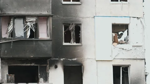 Burned multi-storey building due to a Russian shell Vidéo 200918140