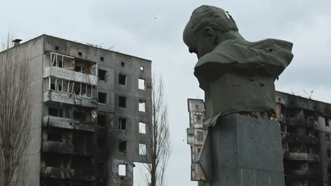 Burned multi-storey building due to a Russian shell Vidéo 200918435