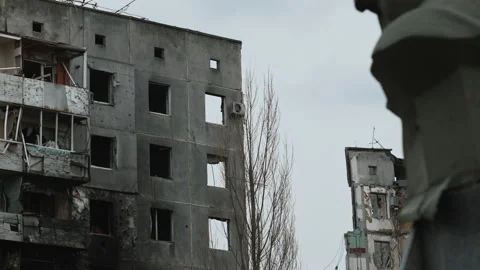 Burned multi-storey building due to a Russian shell Vidéo 200918613