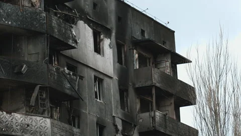 Burned multi-storey building due to a Russian shell Vidéo 200919286