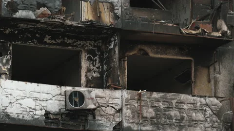 Burned multi-storey building due to a Russian shell Vidéo 200919326