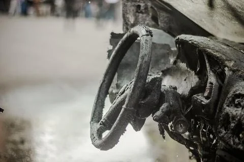 Burned steering wheel inside destroyed vehicle Foto stock