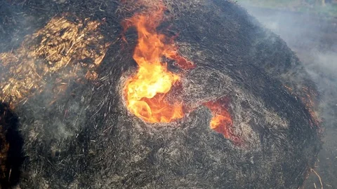Burning bale of hay. Dry straw fires in the fields. After harvest To prepare the Видео 128943264