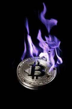 Burning in blue fire silver bitcoin isolated on black Foto stock
