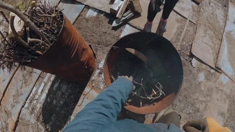 Burning branches, burning branches in a barrel, disposing of branches Vidéo 334056364