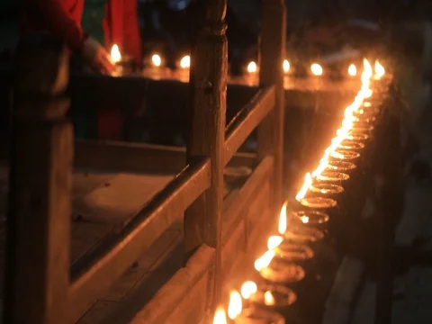 Burning Buddhist candles prayer Vidéo 79891833