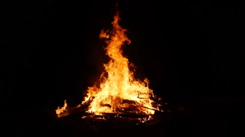 Burning camp fire at night with tall flames Stock-Footage 150478276