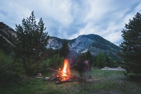 Burning camp fire into remote larch and pine tree woodland with high altitu.. Foto stock