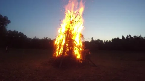 Burning campfire 動画素材 58776251