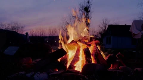 A burning campfire in nature 库存影片 152846326