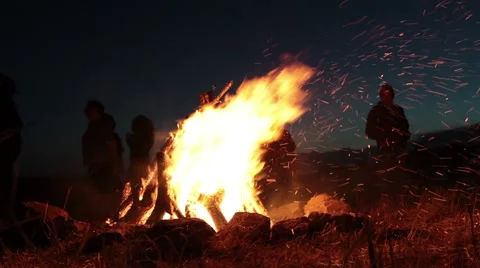 Burning camping fire in the night, stars sky background Vídeo Stock 46442193