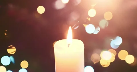 Burning Candle by the Blurred Christmas Lights. 4K DCi SLOW MOTION 120 fps. Vidéo 68826992