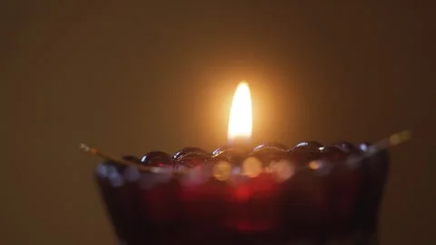 Burning candle flame with soft focus transition on dark background. Close up of 库存影片 341475018