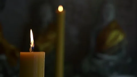 Burning Candle In Front Of Buddha Statue at Temple. 库存影片 248108321