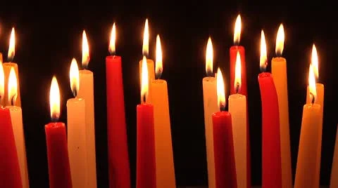 Burning candles on black background. Vidéo 8960259